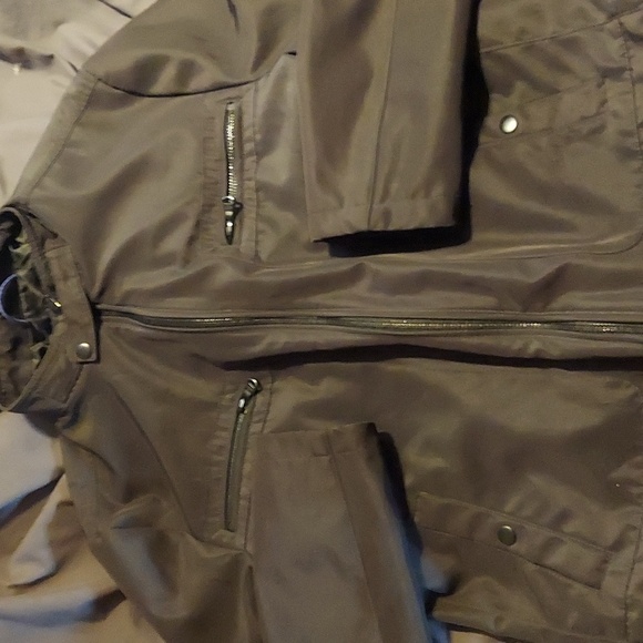 Sick stylish water resistant poly jacket by Kenneth Cole - Picture 1 of 3